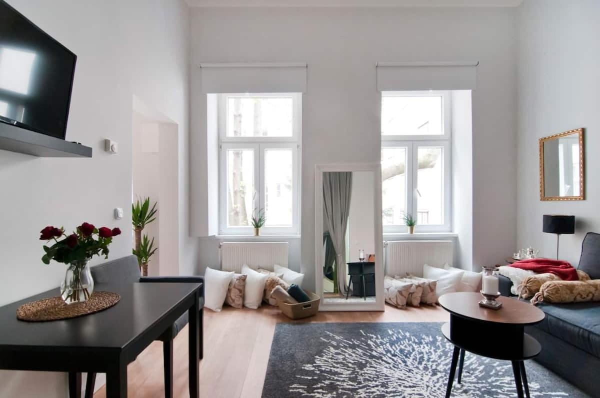 Ferienwohnung ⍟Luxurious And Bright⍟ 5 Min Walk To City Center Wien Exterior foto